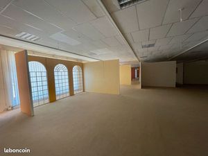 Locaux commerciaux ou bureaux à louer visibles et à proximité immédiate de l'autoroute A20