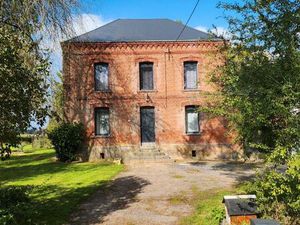 Grande maison individuelle rénovée avec grand terrain RUMIGNY