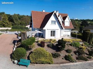 Maison d'architecte de 198 m2 sur sous-sol avec dépendance sur terrain de 6725 m2