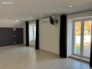 Grand studio au village avec balcon