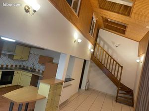 Maison mitoyenne rénovée / entrée cours privative