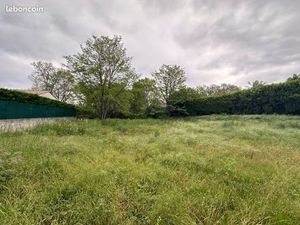 Terrain viabilisé en plein centre de Saucats