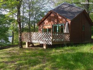 Chalet insolite en bois dans un cadre naturelle au bord de la rivière