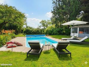 ☀️ Plain-pied Bressan Rénové : Votre Oasis de 3 287 m² avec Piscine et Vue sur le Jura Dan