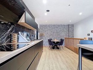 Apparemment duplex entièrement rénové