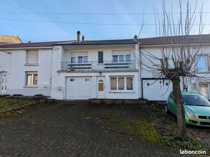 Maison de village avec bâtiment attenant