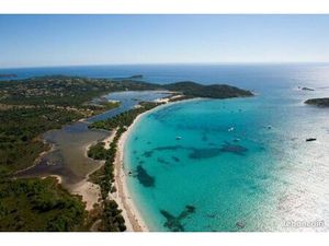 Villa neuve à Lecci avec piscine et dépendance