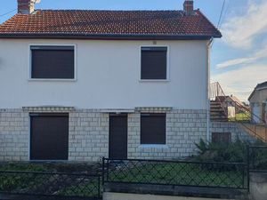 MAISON A LOUER avec terrain  garage et dépendances