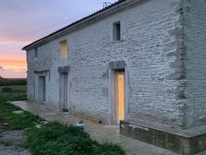 Maison en pierre de 150m2 + garage de 40 m2 sur 15000 m2 de terrain :148000 euros