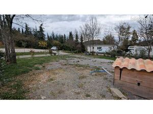 Terrain / emplacement 330m² sur gravier et pelouse  tous réseaux disponibles