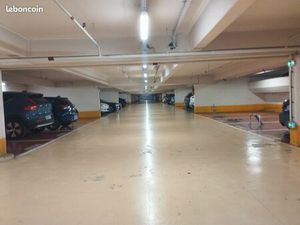 Parking a vendre centre commercial Italie2