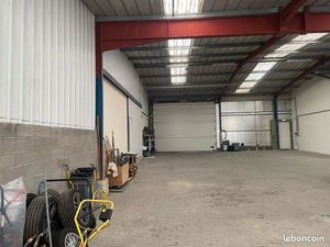 Hangar dépôt garage stockage 320 m2 dans une zone artisanale
