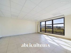 Local 760 m² Gellainville