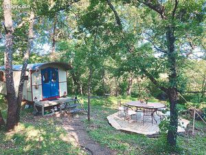 Roulotte et cabane charmantes et autonomes avec terrain et bâtiments à restaurer