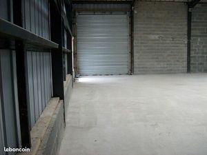 A louer bâtiment industriel de 180 M² + bureaux ou magasin 120 M²