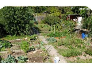 Rare. Terrain  côte pavée