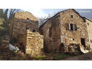 Ensemble de bâtiments avec terrain