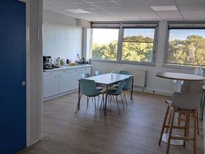 Loue Bureau fermé rénové 30 m² (4 ou 5 postes) + Cuisine / Salle détente commune