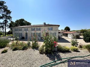 MAISON CHARENTAISE AVEC DEPENDANCE ET PISCINE
