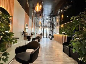 À vendre : Salon de coiffure + bar à ongles/esthétique – Fenouillet centre-ville