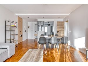 Appartement 4 chambres entièrement rénové dans résidence réh