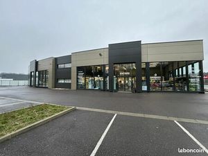 Local commercial 1 049 m²