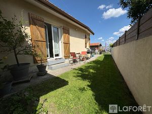 Maison trois chambres avec garage et piscine