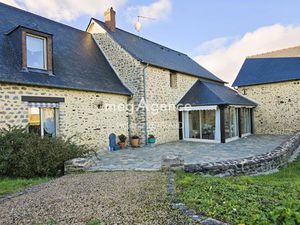 Longère en pierres de 268 m²  6 ch. et 1 14 Ha