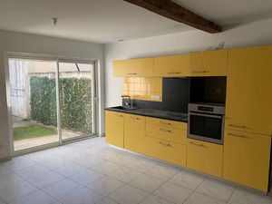 Maison de bourg de 101 m2  3 chambres  cour et atelier