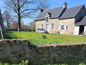 À vendre Charmante maison en pierres  non mitoyenne  située au calme d'une impasse  dans u