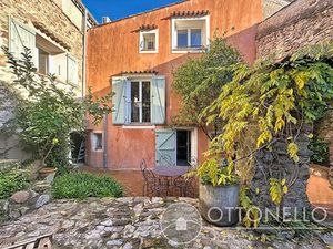 Maison de village 7 pièces de 211 21 m2 à Roquebrune-sur-Argens avec cour intérieure