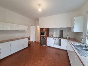 Maison T6 avec garages et jardin