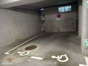 Parking PMR 16.5M2 Couvert/Sécurisé-équipé 220V- Les Sables d'Olonne
