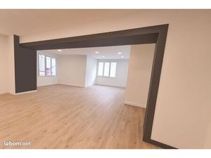 Immeuble avec commerce et appartement COMBOURG centre