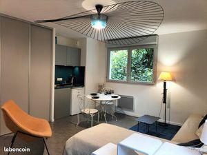 Particulier loue beau studio meublé de 32 m2 situé à Lyon Tête d'Or / La Doua Universités 