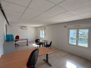 Local professionnel avec garage et bureaux