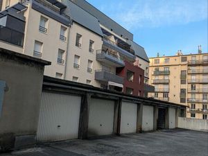 RARE A LOUER-Box fermé dans copropriété sécurisée-Grands Boulevards Grenoble