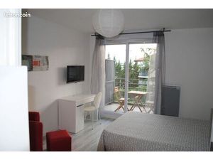 Grand studio lumineux proche métro