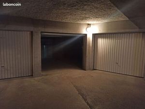 Grand garage sécurisé 23m² à louer Place de la République