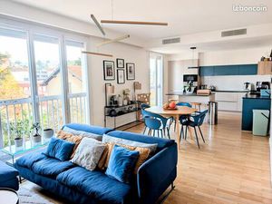 ? Tassin-la-Demi-Lune centre – Dernier étage rénové 93 m² – 3 chambres – Parking – Cave