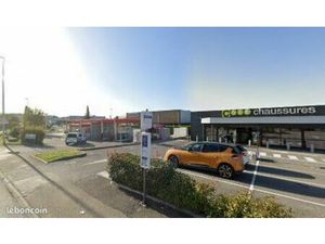 Local commercial indépendant 800 m2 + 400 m2 de parking sécurisé