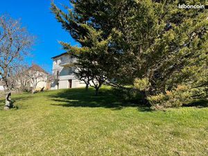 Maison indépendante centre village 6 pièces 165m2 habitables + 81m2 d'annexes + 3300m2 de 