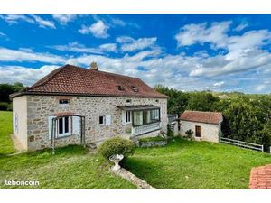 Corps de ferme avec deux sources sur 6300 m2 a 5 mn de figeac (lot)