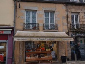 Immeuble local commercial+ appartement