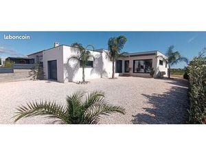 Maison contemporaine de 2018  située à 5 mn des plages de Leucate  3 faces  plein pied  11