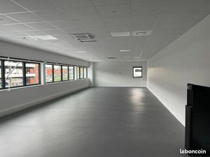 Local industriel 1 591 m²