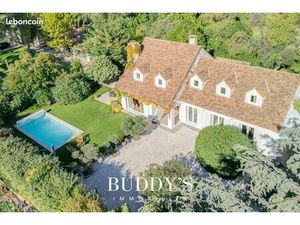 Maison 8 pièces 222 m²