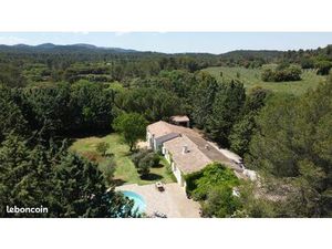 Villa 240 m²  3 garages  piscine terrain 4000 m²