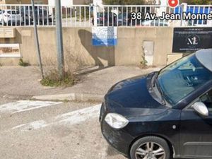 Bureau dans zone commerciale