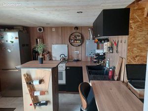 Terrain arboré avec cabanon autonome